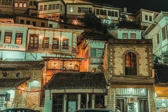 براط وغيروكاستر: مدينتا الألف نافذة والألف درجة المدرجتان يونسكو